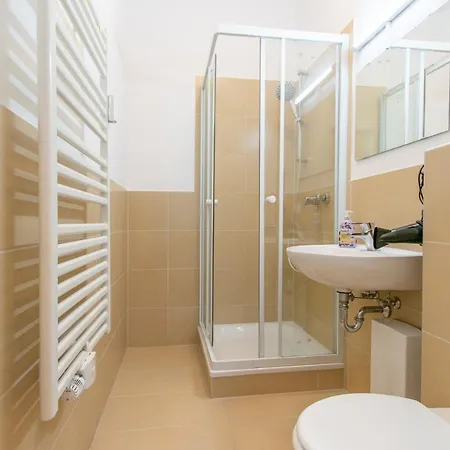 아파트 Tolstov Apartments - 4 Room Apartment - 15 Min To Messe Dus - 10 Min Old To Town Dus