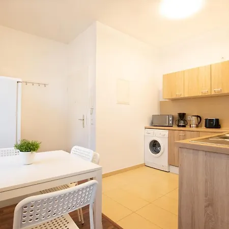 Tolstov Apartments - 4 Room Apartment - 15 Min To Messe Dus - 10 Min Old To Town Dus 아파트