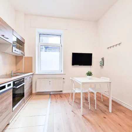 Raj Living - 1 Or 4 - 15 Min To Messe Dus - 10 Min Old Town Dus Apartment *