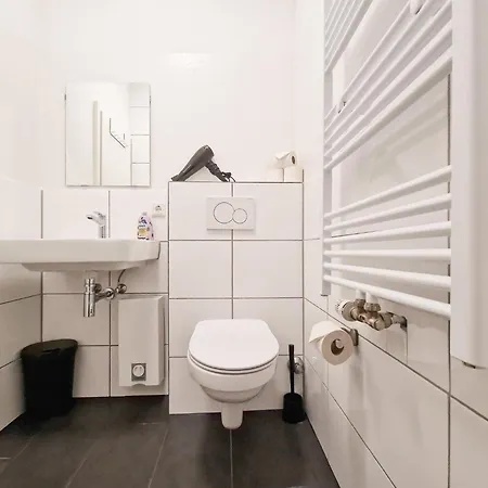 Tolstov Apartments - 4 Room Apartment - 15 Min To Messe Dus - 10 Min Old To Town Dus 아파트 *