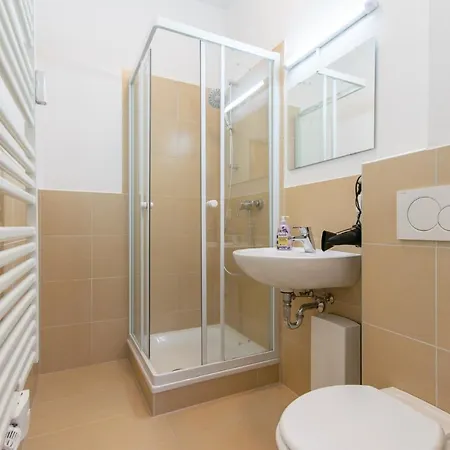 Tolstov - 1 Or 4 - 15 Min To Messe Dus - 10 Min Old Town Dus Apartamento *